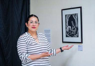 Los grabados de El caminante gris fueron realizados por Marisol Lara mediante la técnica de linóleo, a partir de relatos de la comunidad Lipán Apache.
