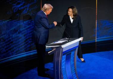 Kamala Harris, a la derecha, y Donald Trump en un apretón de manos en el escenario del debate en el atril de Trump.