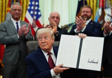 El presidente de Estados Unidos, Donald Trump, sostiene una orden ejecutiva firmada en la Oficina Oval de la Casa Blanca, este sábado.