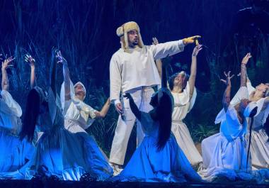 Corona. Con récords en Spotify y múltiples premios Grammy, el artista puertorriqueño promete un espectáculo cargado de mensaje, ritmo y cultura.