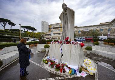 Fieles continúan llevando al hospital flores y veladoras para pedir por la salud del papa.