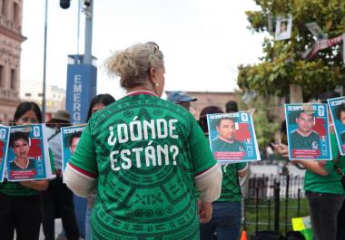 Familiares sostuvieron fotografías de sus seres queridos como parte del llamado para que las autoridades refuercen las acciones de búsqueda y localización.