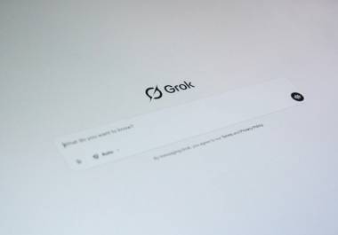 La sencillez de la interfaz de Grok contrasta con la complejidad de las barreras de seguridad necesarias para evitar la generación de contenido dañino.