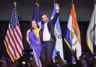 El alcalde electo de la ciudad de Nueva York, Zohran Mamdani y su madre, Mira Nair (I), saludan a la multitud durante una fiesta de la noche electoral en el distrito de Brooklyn.