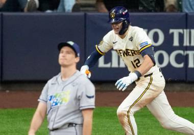 Sal Frelick conectó el jonrón que empató el encuentro, mientras Cooper Pratt impulsó la carrera de la victoria que puso a Milwaukee 2-0 en la Serie Mundial.