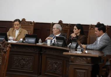 La diputada Beatriz Fraustro (izq.), presentó una iniciativa para tipificar como delito la cohabitación forzada de menores de 18 años en Coahuila, estableciendo penas de ocho a quince años de prisión y multas económicas, con el objetivo de proteger a niñas, niños y adolescentes de uniones tempranas e informales.