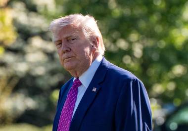 El presidente Donald Trump anunció este domingo que Estados Unidos tomará el control del estrecho de Ormuz “con efecto inmediato”.