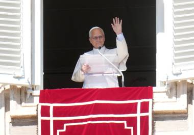 El papa León XIV ofrece la plegaria del Angelus en su balcón con vistas a la plaza de San Pedro del Vaticano.