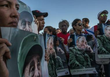 Manifestantes en Cuba portan retratos de Fidel Castro; A pesar de los cambios de liderazgo, el legado de la familia Castro sigue siendo fundamental para la simbología del poder en la isla.