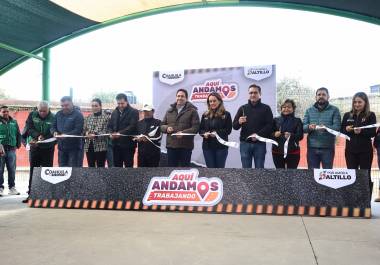 Autoridades realizaron el corte de listón durante el evento de entrega.