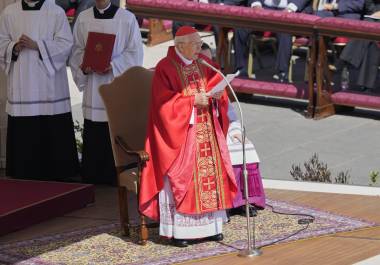 El decano del Colegio Cardenalicio, Giovanni Battista Re, preside el funeral del papa Francisco en la Plaza de San Pedro del Vaticano.