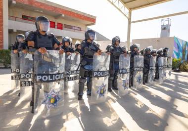 Cadetes de la Academia de Policía de Saltillo realizan prácticas tácticas y ejercicios de control durante su proceso de capacitación.