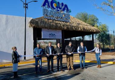 El gobernador Manolo Jiménez Salinas y autoridades municipales cortan el listón inaugural de “Aqua Ramos”, marcando un nuevo espacio de convivencia para las familias de Ramos Arizpe.