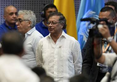 Trump hizo el anuncio a través de redes sociales y añadió que la decisión del presidente colombiano Gustavo Petro ‘pone en peligro’ la seguridad nacional estadounidense. FOTO: