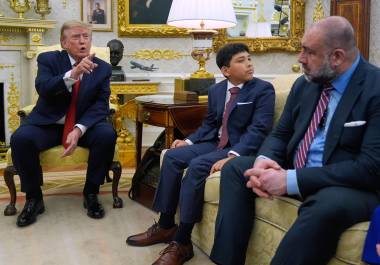 El intercambio ocurrió mientras Trump recibía a joven salvavidas que rescató a un niño de 10 años de las fuertes olas en una playa.