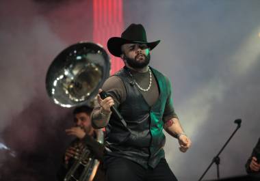 Misión. Carin León se presentará ante miles de fans en Saltillo como parte de su gira internacional.