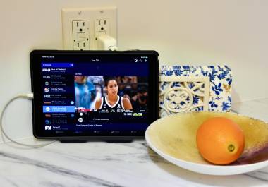 Una vieja tableta apoyada en una mesa para usarla como reproductor multimedia.