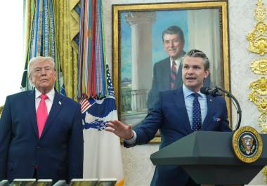 El presidente Donald Trump escucha al secretario de Defensa, Pete Hegseth en el Despacho Oval de la Casa Blanca.