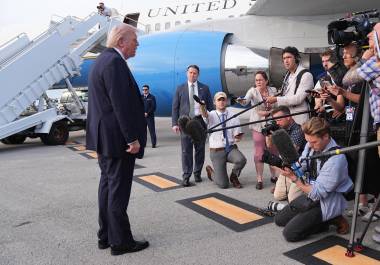 El presidente Donald Trump habló este sábado con los periodistas antes de abordar el Air Force One.