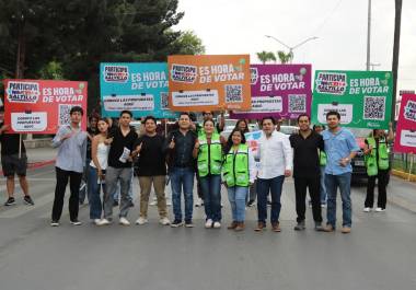 Personal municipal instaló un crucero informativo para invitar a la ciudadanía a participar en la votación de proyectos del programa Participa Saltillo 2026.