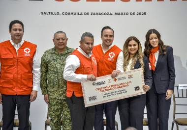 El gobernador Manolo Jiménez junto a Sergio Pérez, titular del Patronato de la Cruz Roja, en el arranque oficial de la colecta anual en el Palacio de Gobierno de Coahuila.