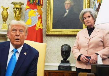 La jefa de gabinete de la Casa Blanca, Susie Wiles, escucha mientras el presidente Donald Trump se reúne con el primer ministro de Israel, en la Oficina Oval de la Casa Blanca, el 4 de febrero de 2025, en Washington.