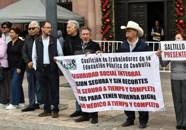 Maestros jubilados y pensionados de diversas regiones de Coahuila se reunieron en la Plaza de Armas para exigir el cumplimiento de sus derechos.