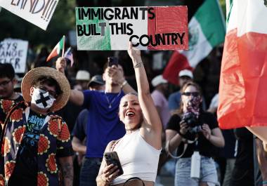 Las multitudinarias protestas que llenaron este sábado las calles de Estados Unidos contra el “autoritarismo” del presidente, Donald Trump, se saldaron con la detención de decenas personas.