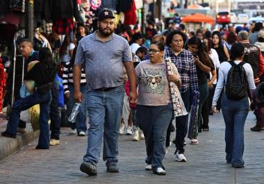 Durante este fin de semana el número de personas que han acudido al centro histórico a realizar las compras de último momento se ha disparado ante las festividades próximas. FOTO: HÉCTOR GARCÍA/VANGUARDIA.