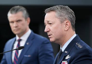 “El secretario de Defensa de Estados Unidos Pete Hegseth escucha mientras habla el jefe del Estado Mayor Conjunto general Dan Caine, en el Pentágono en Washington”, informó la agencia de noticias AP.