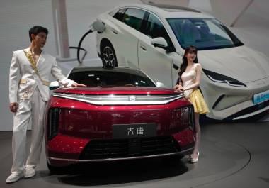 Un nuevo vehículo eléctrico del fabricante chino BYD es exhibido en el Salón del Automóvil de China 2026 en Beijing.
