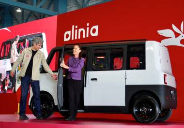 Conduciéndolo, así presentó la presidenta Claudia Sheinbaum el auto 100% eléctrico desarrollado y diseñado completamente en México.