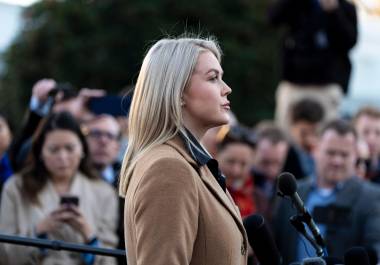 La secretaria de prensa de la Casa Blanca, Karoline Leavitt, habla con los periodistas en la Casa Blanca, en Washington.