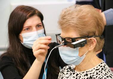 Una mujer de 88 años que había perdido la visión en el ojo izquierdo se convirtió en la primera paciente en el Reino Unido que detecta señales en ese ojo usando un chip biónico. Moorfields Eye Hospital/Twitter