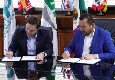 Autoridades de la UTC y directivos de EVH formalizaron un convenio enfocado en el desarrollo tecnológico sostenible y la capacitación en electromovilidad.