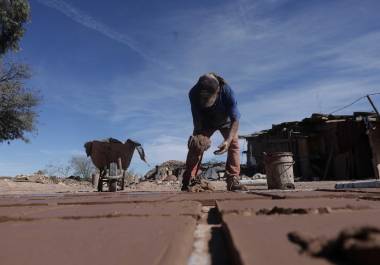 ‘Batallamos para subsistir’: ladrilleros de Saltillo, entre la carencia y la contaminación del aire