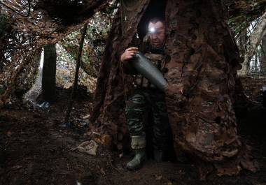 A pesar del agotamiento por la guerra, muchos analistas advierten que una retirada sin garantías de seguridad sólidas permitiría a Rusia reagruparse para lanzar nuevos ataques.