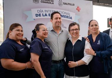El alcalde Javier Díaz González encabezó la entrega de equipo médico al personal de enfermería municipal en el marco del Día Internacional de la Enfermería.