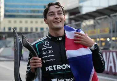 George Russell resistió el ataque final de Max Verstappen y conquistó el GP de Azerbaiyán por apenas 0.196 segundos; Checo Pérez finalizó en la posición 15.