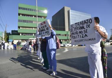 Trabajadores de la salud se congregaron en el bulevar Venustiano Carranza en Saltillo para protestar por la decisión de Coahuila de no adherirse al programa IMSS Bienestar.
