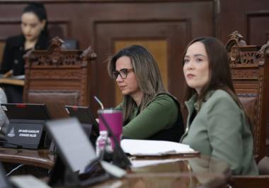 La diputada Guadalupe Oyervides, izquierda, fue quien presentó la propuesta legislativa.