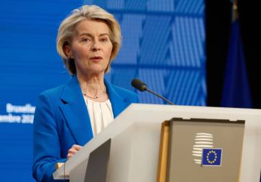 La presidenta de la Comisión Europea, Ursula von der Leyen, habla durante una conferencia de prensa en la Cumbre de la UE en Bruselas, el viernes 19 de diciembre de 2025.