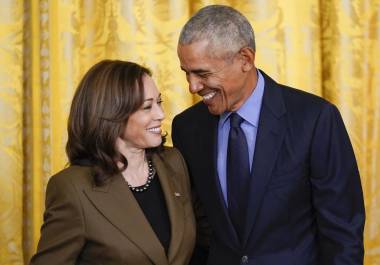 El expresidente Barack Obama habla con la vicepresidenta Kamala Harris durante un evento sobre la Ley de Atención Médica Asequible, en la Sala Este de la Casa Blanca en Washington, el 5 de abril de 2022.