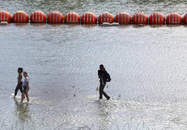 El Gobierno de Texas instaló una nueva línea de boyas con el objetivo de disuadir del cruce de migrantes indocumentados de México a EU en el río Bravo, entre Piedras Negras, Coahuila y Eagle Pass.