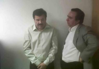 En la inédita imagen se observa a Zerón de Lucio de chamarra color verde recargado en la pared, de forma amenazante, interrogando a “El Chapo”.