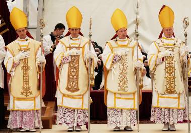 Los obispos consagrados (de izquierda a derecha) Marc Hanappier, Michel Poinsinet de Sivry, Michael Goldade y Pascal Schreiber en el exterior del seminario de la Fraternidad de San Pío X, en Econe, Suiza.