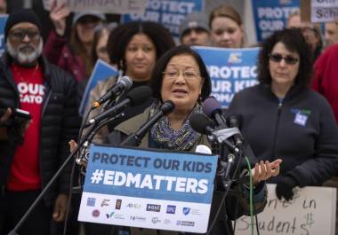 La senadora Mazie Hirono, demócrata por Hawái, habla durante una manifestación en la sede del Departamento de Educación en Washington.