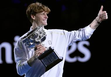 nnik Sinner celebra su segundo título consecutivo en el Abierto de Australia, consolidando su estatus como el mejor del mundo.