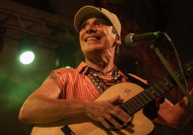 El cantautor hispanofrancés retoma su gira latinoamericana, generando expectativa de una posible presentación en el Zócalo capitalino o en festivales importantes.