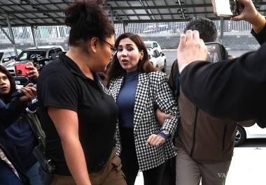 La audiencia se desarrolla de forma privada, donde el juez de control escucha la teoría del caso de la Fiscalía Anticorrupción y los datos de prueba presentados por la defensa de la exalcaldesa.